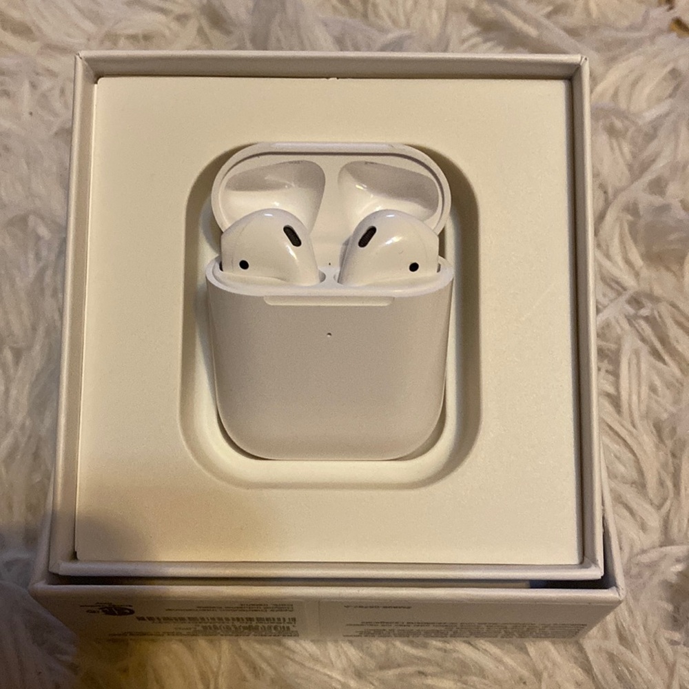 Apple AirPods with Wireless Charging Case